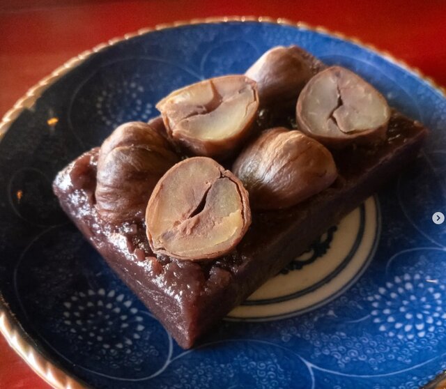 今年も特製栗蒸し羊羹の販売を開始致しました。